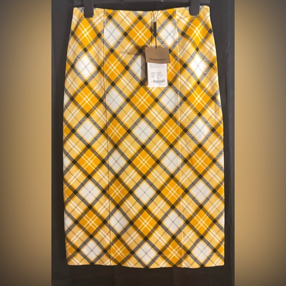 BURBERRY 
Check Print/Stretch Pencil Skirt
Women’s size 6 - Picture 1 of 9